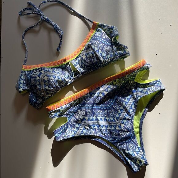 EUC Victoria’s Secret cut-out bikini. - Picture 1 of 3